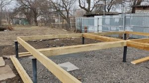 Обвязка свайного фундамента доской 150, работаем вдвоем КОМПРЕССОР нам в помощь! Соединим "елочкой"