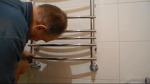 Устанавливаем вертикальный полотенцесушитель