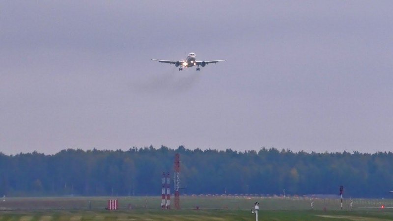 The Airbus A319 interrupts the landing 2 times in a row and goes into a go-around. ATC radio #shorts