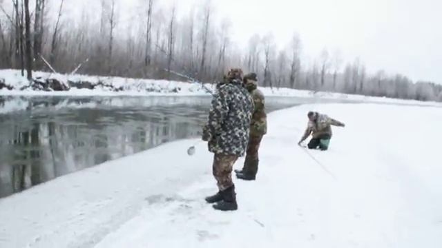 Летние удочки на зимней рыбалке :) смотреть онлайн