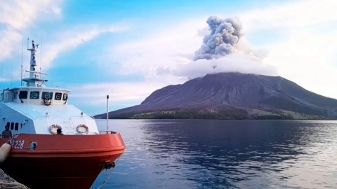 Высота столба пепла от 400 м до 1,2 км: в Индонезии произошло новое извержение вулкана Руанг