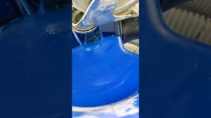 Ремонт сломанного пластика пылесоса Nilfisk с помощью эпоксидной смолы.