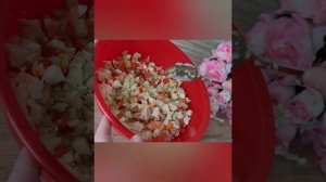 Салат с рисом,копчёной курицей, и огурцом.Salad with rice,smoked chicken and cucumber.