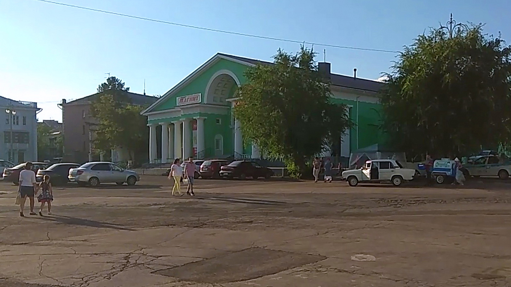 Площадь менделеева. Улица Горького Магнитогорск. Улица Менделеева Магнитогорск. Ул Горького 19 Магнитогорск. Площадь Менделеева Орск.