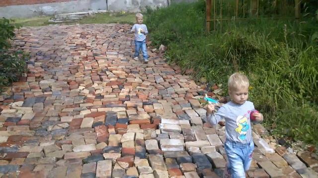 Дорожка из цветного кирпича