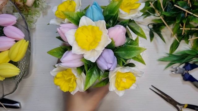 Букет из нарциссов и тюльпанов. Мыловарение. Букет к 8 марта. смотреть онлайн