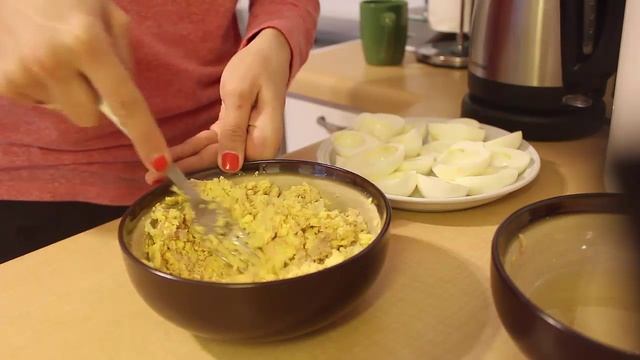 Рецепт закуски. Фаршированные яйца печенью трески и луком. смотреть онлайн