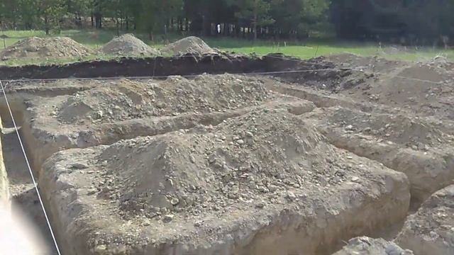 Корректировка осей фундамента лазерной рулеткой. Помощник на стройке смотреть онлайн
