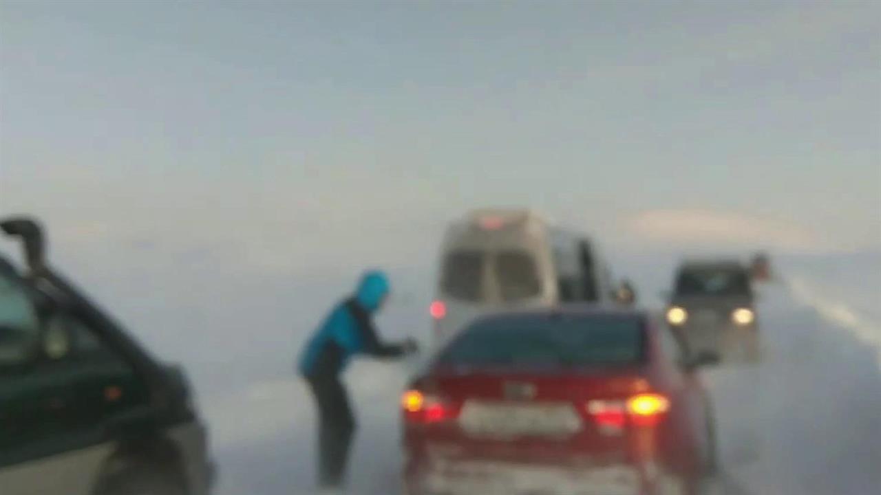 В Мурманской области на единственной дороге, ведущ... Териберка, в снежный плен попали десятки машин