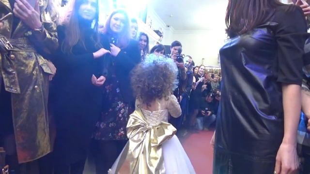 Я МОДЕЛЬ? VLOG: ПОКАЗ СВАДЕБНЫХ ПЛАТЬЕВ/ МОЁ ДЕФИЛЕ/ ДЕТИ МОДЕЛИ/ ? ТОП ДЕТСКИЙ КАНАЛ СОФИКОША ТВ