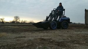 Мини погрузчик Бурлак. Бортоповоротный и переломка.