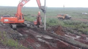 установка опор двумя экскаваторами
