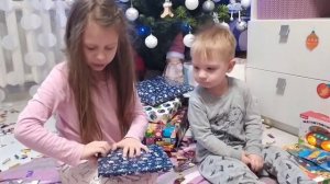 Утро 1 января. Открываем новогодние подарки. Новый год 2022. Софья-Николь и Демид открывают подарки