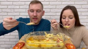 МУКБАНГ ЗАПЕКАНКА С ФАРШЕМ И ПЮРЕ MUKBANG CASSEROLE WITH MINCED MEAT AND MASHED POTATOES ответы