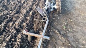 Развернул плуг на 180°. Осенняя вспашка мотоблоком.