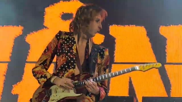 Victoria De Angelis from Maneskin up close and personal 4k смотреть онлайн