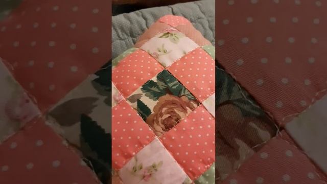 Лоскутные подушки из остатков, что остались от кроя одеяла. #short смотреть онлайн