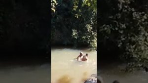 Pulando  na agua gelada