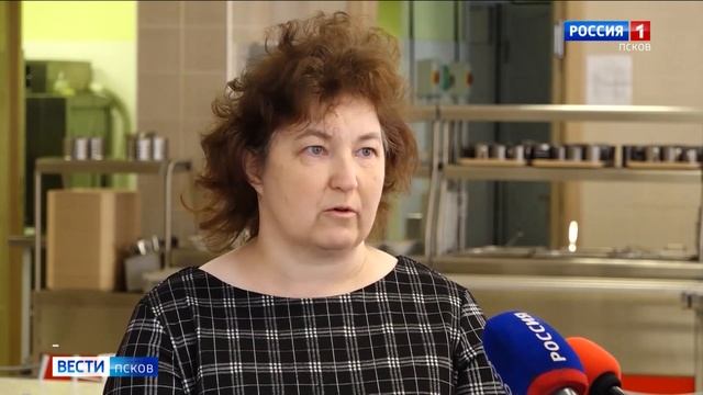 В школе №6 в Великих Луках для учеников организовали шведский стол. Удачный ли эксперимент? смотреть онлайн