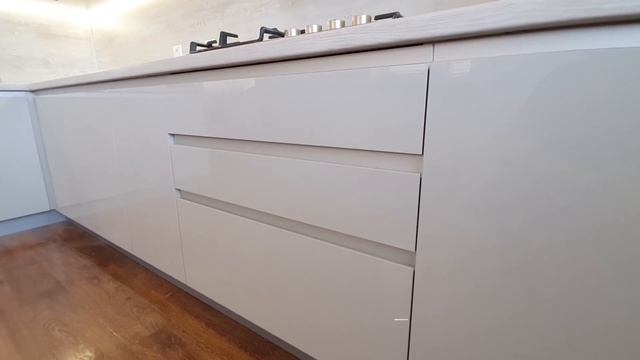 ДИЗАЙН АКРИЛОВОЙ ГЛЯНЦЕВОЙ КУХНИ БЕЗ РУЧЕК! Белорусские кухни ЗОВ на заказ в Белгороде обзор, отзыв смотреть онлайн