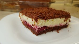 Шоколадный творожный пирог с вишней