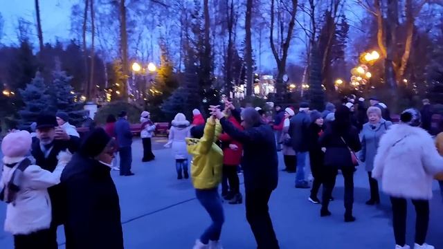 ДОЖДИК, ДОЖДИК ЛЕЙ!???/ТАНЦЫ В ПАРКЕ ГОРЬКОГО ХАРЬКОВ ДЕКАБРЬ 2021 смотреть онлайн