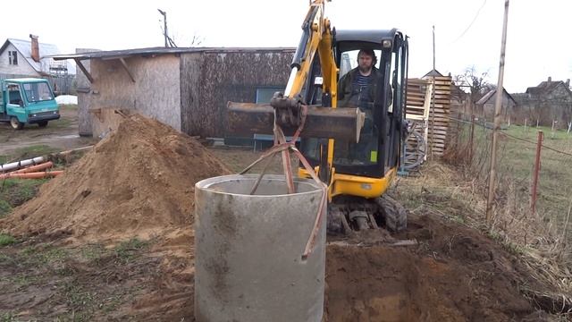 Ставим кольца для колодца ливневки