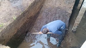 погреб под домом, дом на бетонные сваи. подготовка котлована. и дренаж погреба.