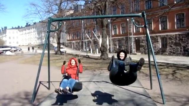 Качаемся на качелях