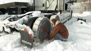 ЗАСТРЯЛ В СНЕГУ в -25 НА ТЯГАЧЕ! Разговор с Американцем _Дальнобой по США