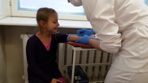 У Ники берут кровь из вены