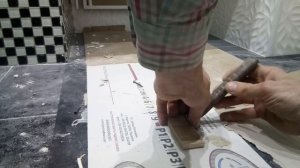 Как разрезать стеклянную мозаику пополам стеклорезом.