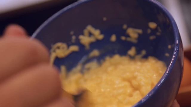 Рецепт из сериала КУХНЯ. Запеченные груши с креветками и сыром [Мужская Кулинария] смотреть онлайн