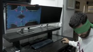 Прошёл 12 уровень в геометрии даш закрытыми глазами!!! ПРОФЕССИОНАЛ СЕЛ ЗА КОМПЬЮТЕР!