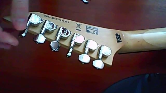 ТВОЯ ГИТАРА | Регулировка колков на электрогитаре смотреть онлайн