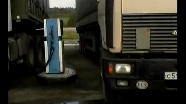 Песня из дальнобойщиков там далеко далеко есть. Песня из дальнобойщиков там далеко далеко есть. Ты не один дальнобойщики 2. Дальнобойщики рен тв 2002. Посреди огней вечерних и гудков машин мчится тихий огонек моей души.