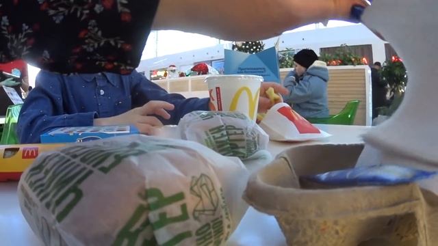 Обновление на КУХНЕ\Мы много едим\Едем в МЕГУ\Развлекаемся\НА ГОРКЕ\Зашли в КАФЕ\Покупки продуктов смотреть онлайн