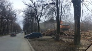Экскаватор ломает дом