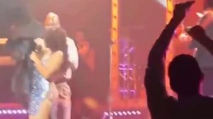 С Тони Брекстон упало платье