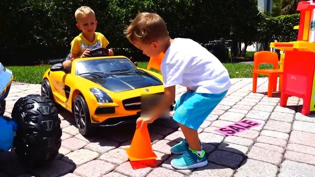 Vlad and Nikita Play with Toy Cars смотреть онлайн