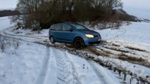 Mazda CX5 vs VW Touran. Что будет лучше зимой? Полный привод или передний привод на цепях?
