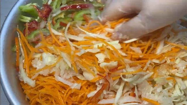 Салат из капусты,  болгарского перца и моркови на зиму.