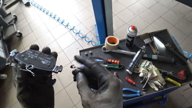 Skoda Octavia A8, Octavia IV замена задних тормозных колодок с эл. ручником (антисанкционный метод смотреть онлайн