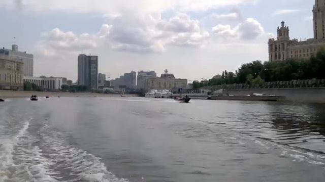 Переплыли Москву Реку на лодках смотреть онлайн