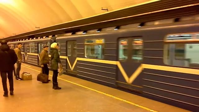 Вагон зелёный салон проехал без остановки