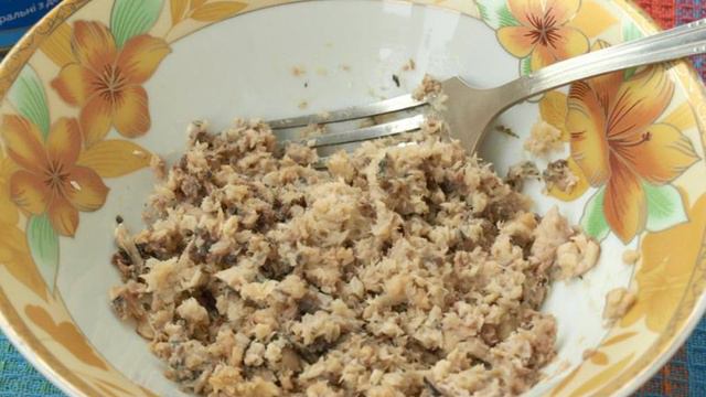 Салат с рисом, яйцами и сардинами