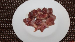 Салат с жареной грудкой, помидорами и оливками