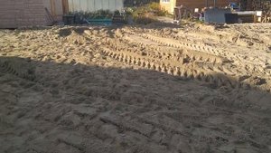 Засыпаем болотистый участок песком
