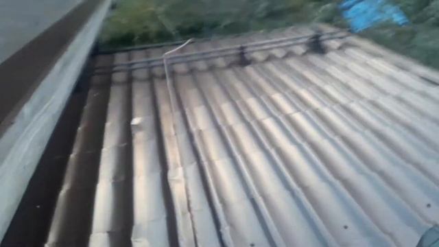 Почему гремит кровля: не прокручены метал, конёк, примыкание, лобовая. смотреть онлайн