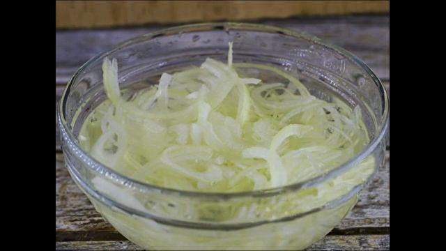 Как устранить остроту сырого лука смотреть онлайн